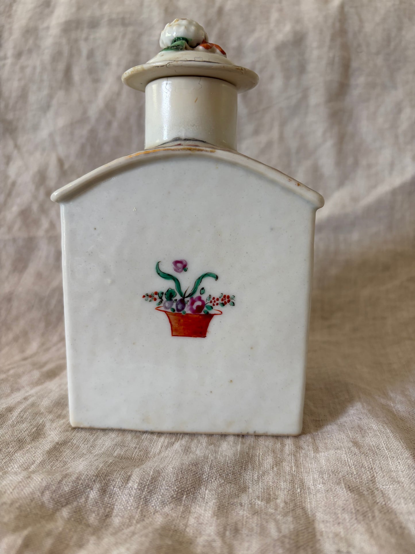 Late 18th or Early 19th Century Chinese Export Tea Caddy With Lid