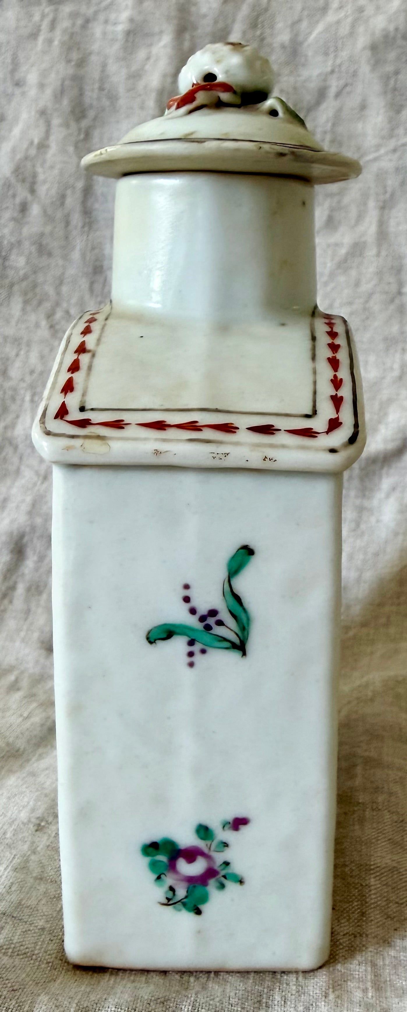 Late 18th or Early 19th Century Chinese Export Tea Caddy With Lid