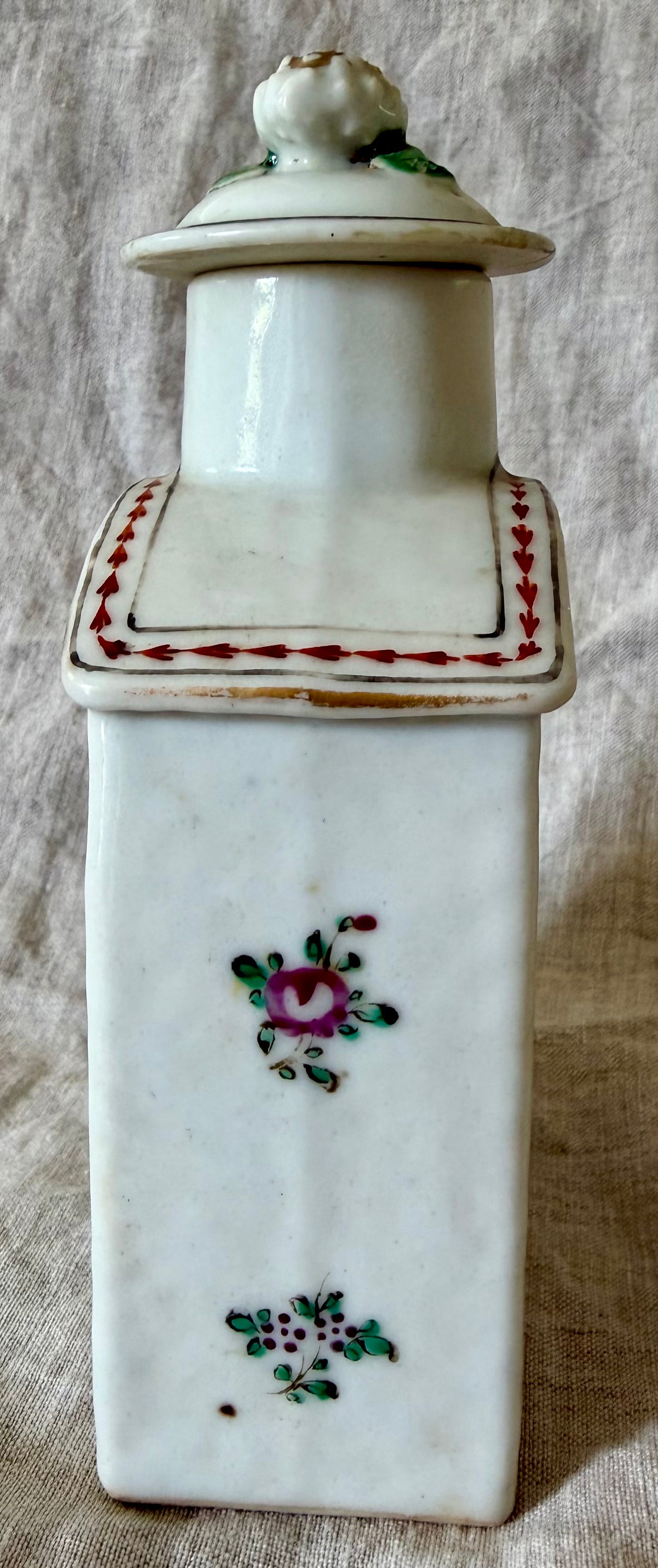 Late 18th or Early 19th Century Chinese Export Tea Caddy With Lid