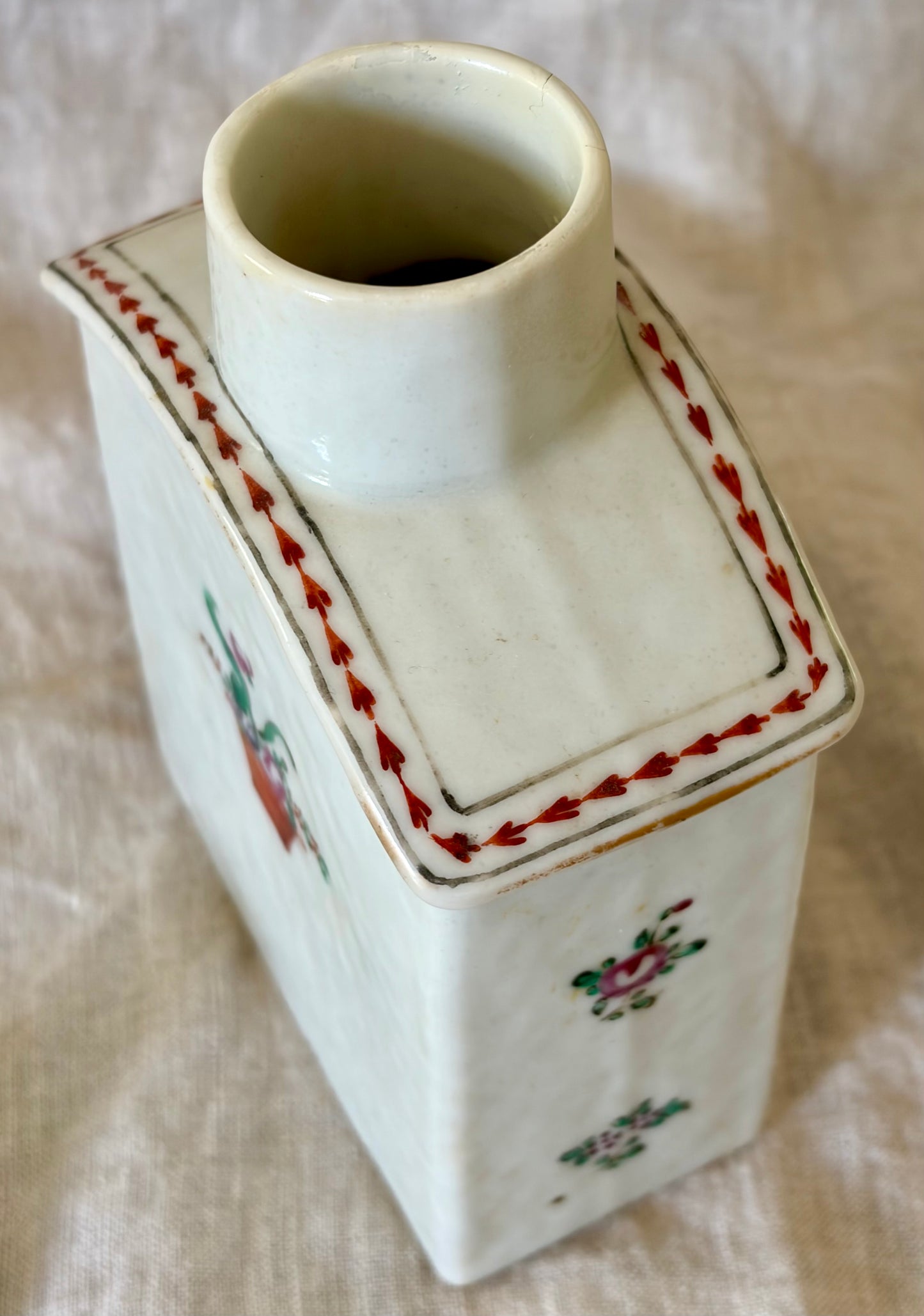 Late 18th or Early 19th Century Chinese Export Tea Caddy With Lid