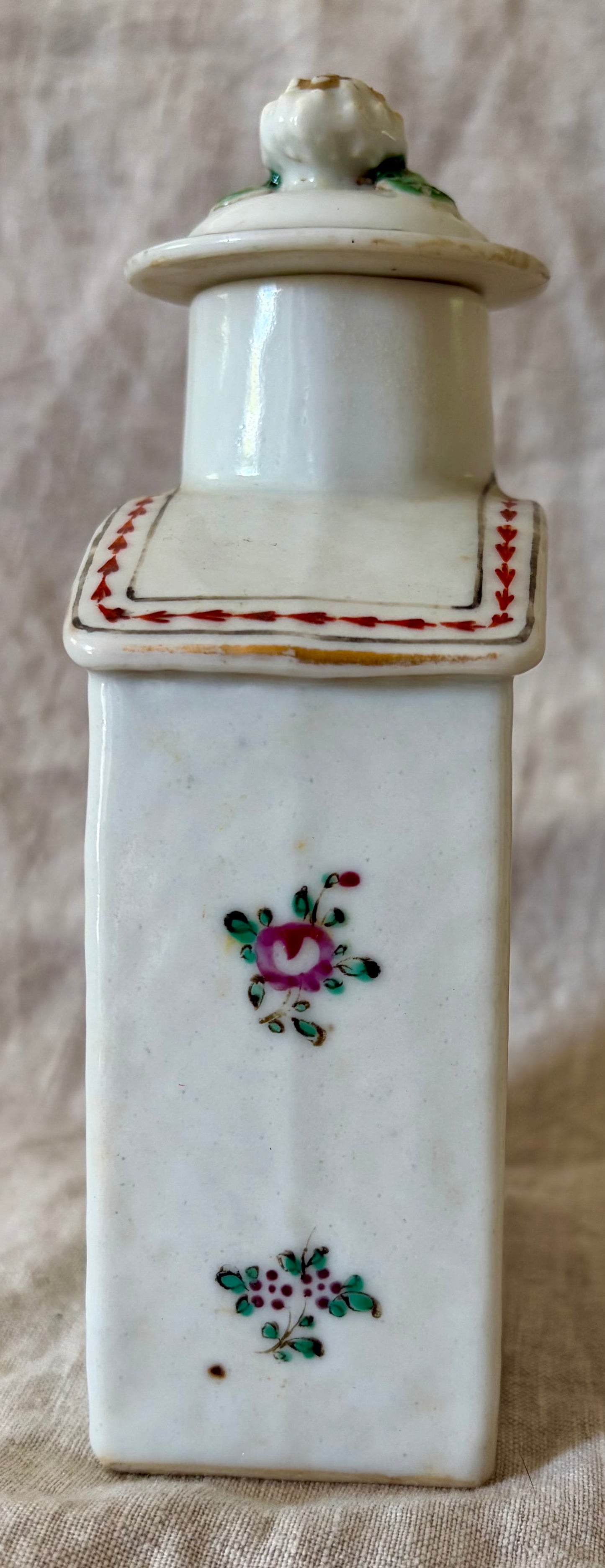 Late 18th or Early 19th Century Chinese Export Tea Caddy With Lid